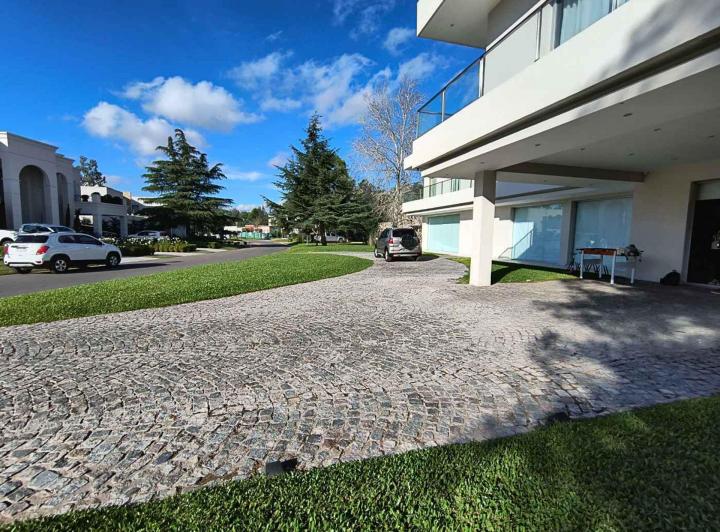 Casa · 500m² · 5 Ambientes · 3 Cocheras