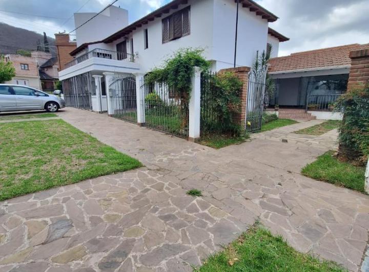 Casa · 230m² · 4 Ambientes · 3 Cocheras