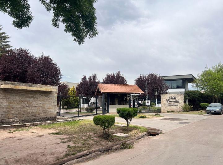 Casa · 240m² · 6 Ambientes · 2 Cocheras