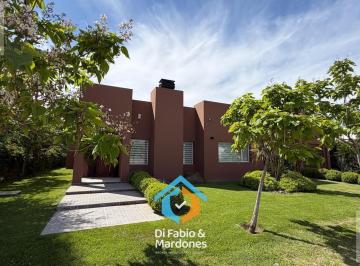 Casa · 200m² · 4 Ambientes · 1 Cochera · Casa en Venta Barrio El Viejo Roble