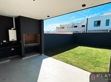 Casa · 140m² · 4 Ambientes · 2 Cocheras · Duplex en Alquiler de 3 Dorm. - Nobu Town, Docta