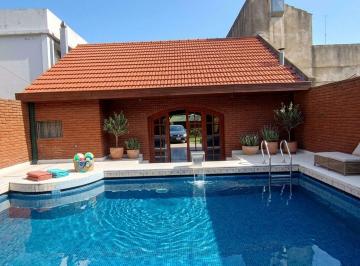 Quinta vacacional · 70m² · 2 Dormitorios · 2 Cocheras · Quincho con Pileta Parque y Parrilla, y Altillo