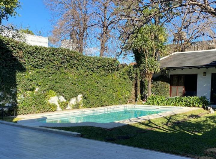 Casa · 320m² · 5 Ambientes · 1 Cochera