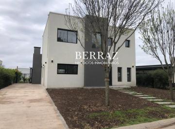Casa · 152m² · 4 Ambientes · 2 Cocheras · Casa Venta 3 Dorm. Lote de 479 m² Barrio Santo Tomás, Pilar, Zona Norte