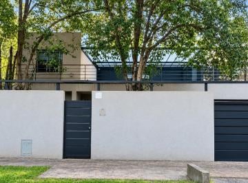 Casa · 300m² · 5 Ambientes · 4 Cocheras · Casa en Villa Gobernador Udaondo