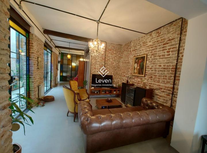 Casa · 310m² · 5 Ambientes · 2 Cocheras