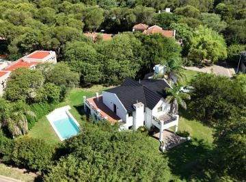 Casa · 405m² · 8 Ambientes · 2 Cocheras · Casa en Alquiler - 3 Dorm. - Parque - Pileta