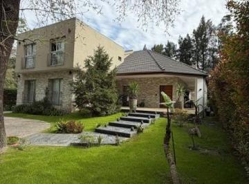 Casa · 300m² · 9 Ambientes · 4 Cocheras · Casa en Venta en Highland Park Cc, Pilar, G. B. a. Zona Norte