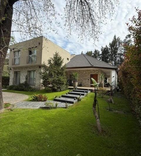 Casa · 300m² · 9 Ambientes · 4 Cocheras