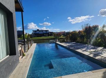 Casa · 220m² · 6 Ambientes · 6 Cocheras · Casa en Alquiler Temporario a La Laguna de 6 Ambientes con Pileta en El Canton Islas