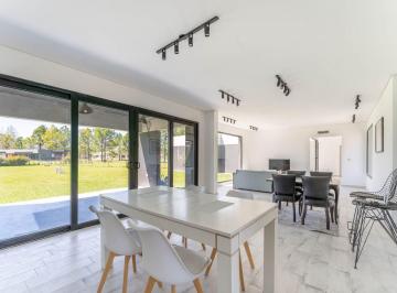 Casa · 298m² · 4 Ambientes · 4 Cocheras · Casa 4 Amb con Parque - Barrio Privado La Elina