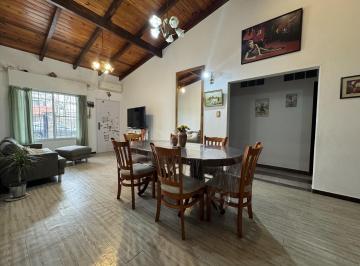 Casa · 130m² · 5 Ambientes · 2 Cocheras · Casa en Venta - Pueblo Esther - 3 Dorm