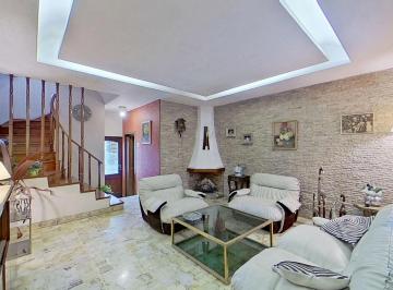 Casa · 170m² · 3 Ambientes · 1 Cochera · Venta - Excelente Casa en Lanus
