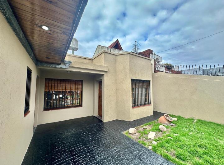 Casa · 150m² · 4 Ambientes · 2 Cocheras