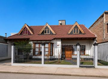 Casa · 221m² · 5 Ambientes · 2 Cocheras · Venta Casa Tunuyán