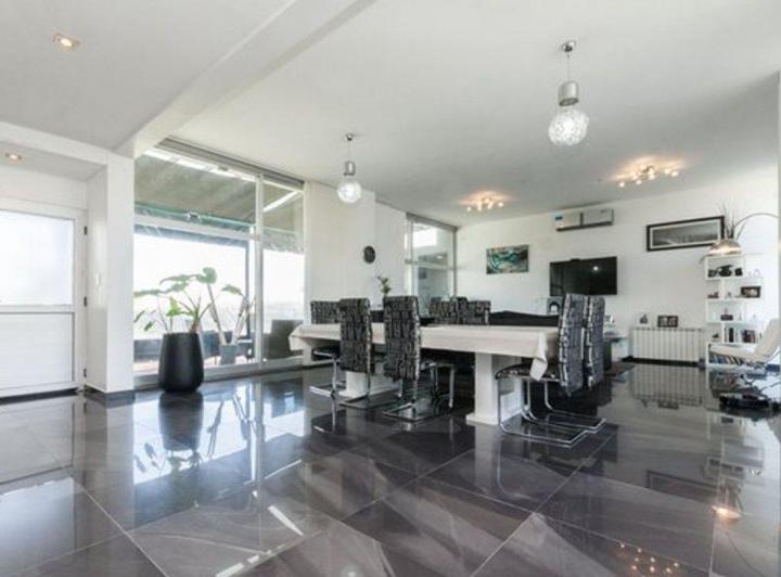 Casa · 240m² · 5 Ambientes · 2 Cocheras