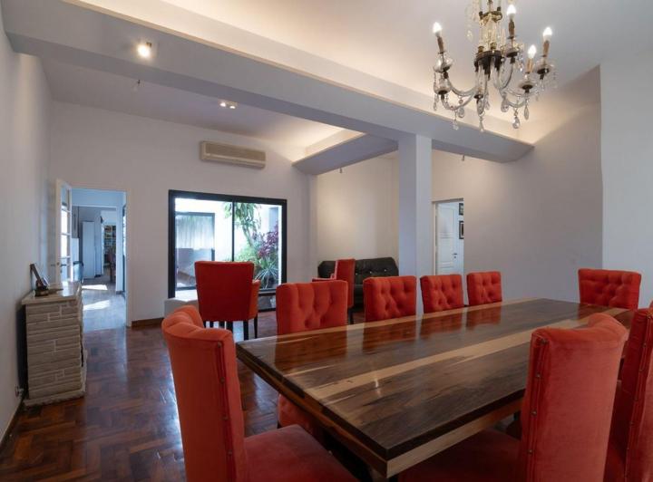 Casa · 206m² · 7 Ambientes · 3 Cocheras