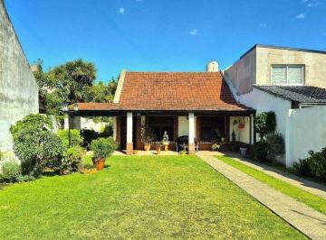 Casa · 130m² · 3 Ambientes · 2 Cocheras · Chalet Tradicional con Quincho Sobre Amplio Lote