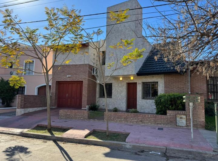 Casa · 210m² · 4 Ambientes · 2 Cocheras