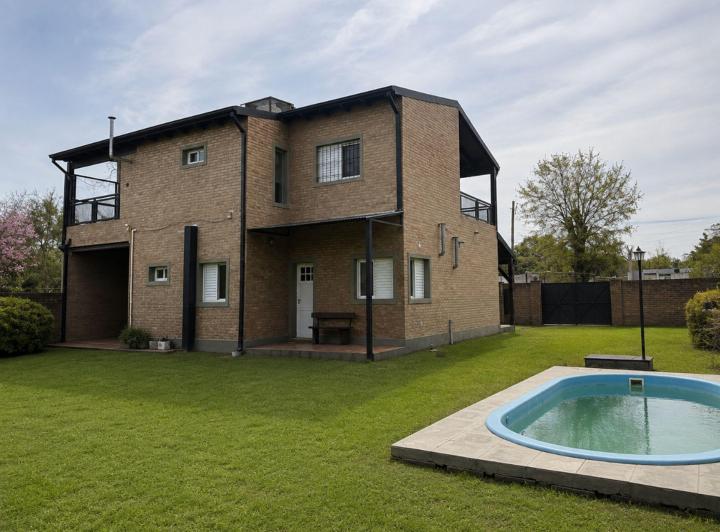 Casa · 156m² · 8 Ambientes · 2 Cocheras