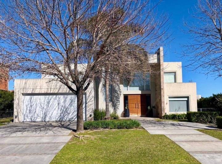Casa · 328m² · 6 Ambientes · 2 Cocheras