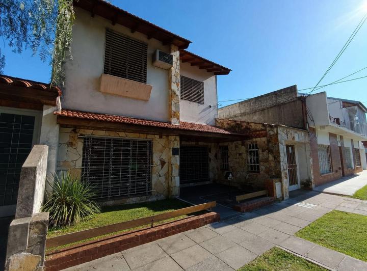 Casa · 180m² · 4 Ambientes · 3 Cocheras
