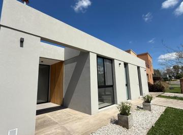 Casa · 120m² · 4 Ambientes · 2 Cocheras · Casa en Venta en Barrio Privado Santa Elena, Pilar del Este. Al 1000