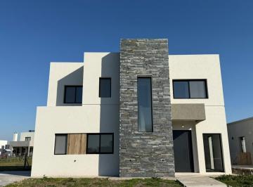 Casa · 200m² · 5 Ambientes · 2 Cocheras · Casa en Venta en Barrio Privado Santa Elisa, Pilar del Este.