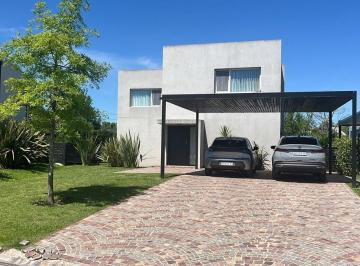 Casa · 217m² · 6 Ambientes · 1 Cochera · Casa en Venta Ayres Plaza