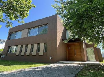 Casa · 390m² · 7 Ambientes · Moderna Casa en Alquiler en Ayres de Pilar