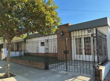Casa de 5 ambientes, Córdoba · Casa 3 Dorm. Frente a Plaza con Cochera y Quincho
