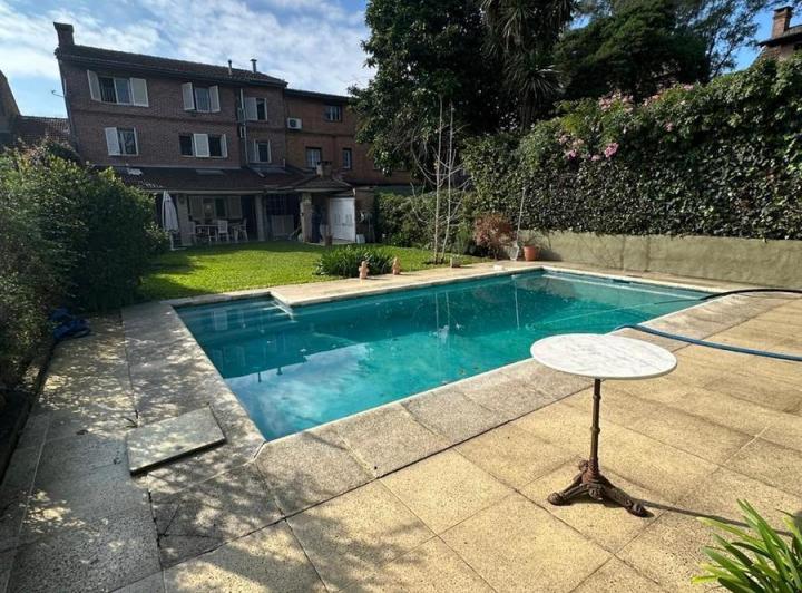 Casa · 400m² · 5 Ambientes · 2 Cocheras