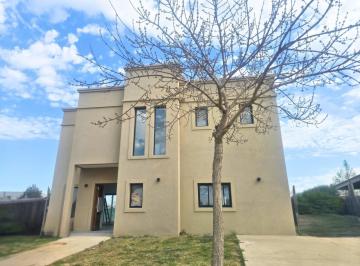Casa · 190m² · 5 Ambientes · 2 Cocheras · Casa a Estrenar - El Molino - Haras Santa Maria