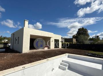 Casa · 150m² · 4 Ambientes · 1 Cochera · Casa Chalet en Venta en Santa Lucia, Pilar del Este, Pilar
