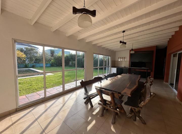 Casa · 230m² · 6 Ambientes · 3 Cocheras