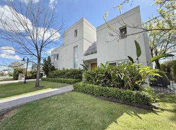 Casa · 279m² · 6 Ambientes · 4 Cocheras · Divina Casa a La Venta en Barrio Talar del Lago II