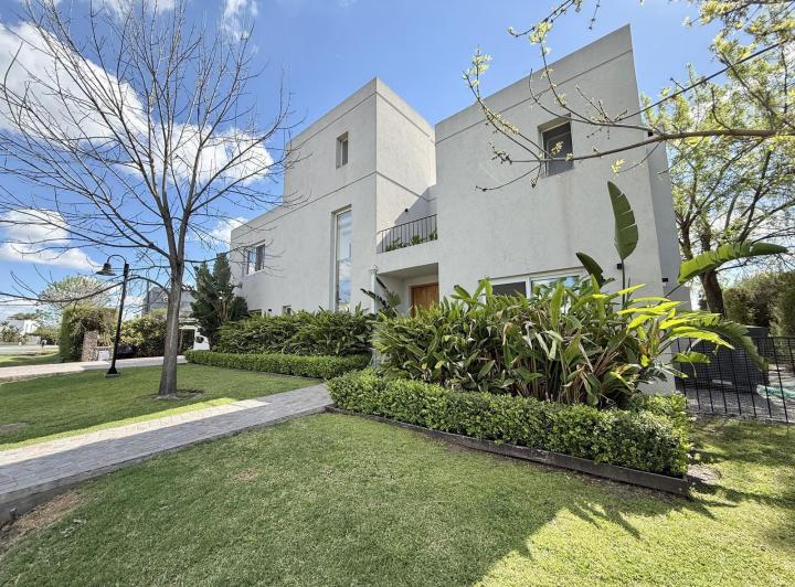 Casa · 279m² · 6 Ambientes · 4 Cocheras