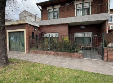 Casa de 5 ambientes, Moreno · Casa Multifamiliar de Dos Plantas con Cochera Para Varios Vehiculoa.