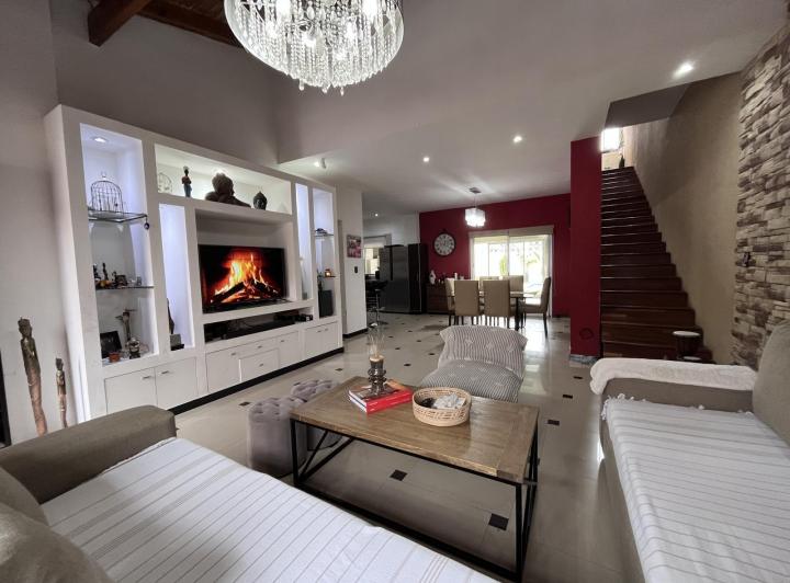 Casa · 240m² · 4 Ambientes · 1 Cochera
