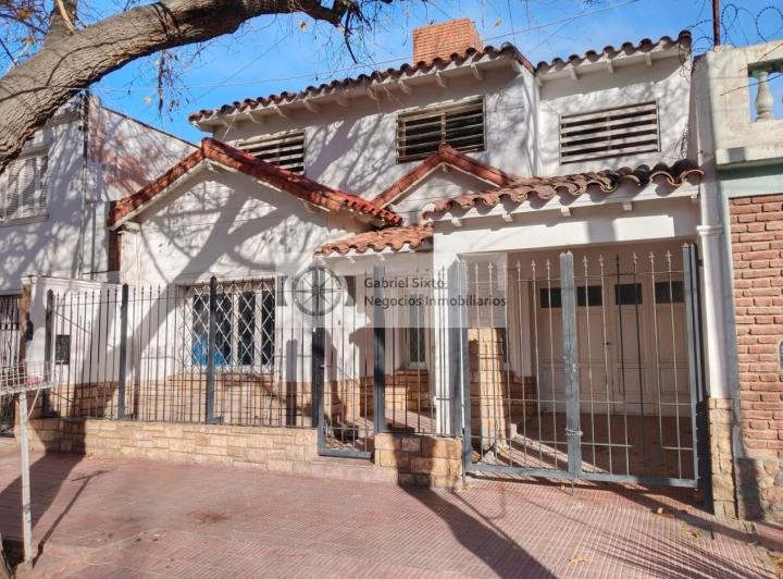 Casa · 200m² · 10 Ambientes · 1 Cochera