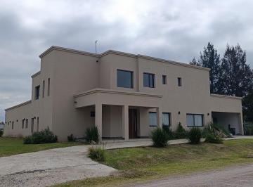 Casa · 342m² · 5 Ambientes · 2 Cocheras · Casa en Venta 5 Ambientes en Barrio Cerrado Las Clandrias Campana
