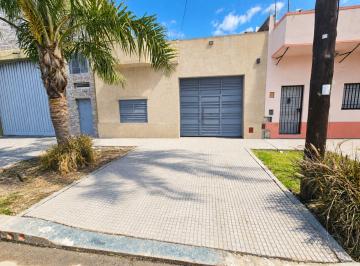 Casa · 102m² · 3 Ambientes · 2 Cocheras · Venta Casa Nueva Pompeya 3amb. Quincho Garage