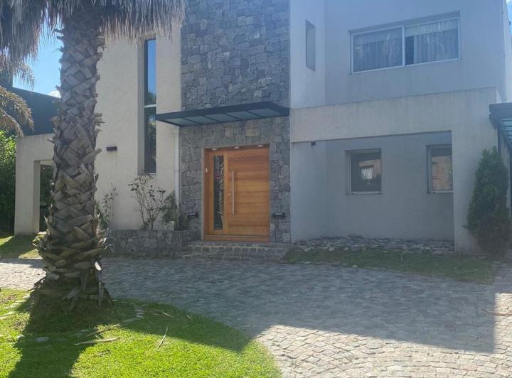 Casa · 230m² · 4 Ambientes · 1 Cochera