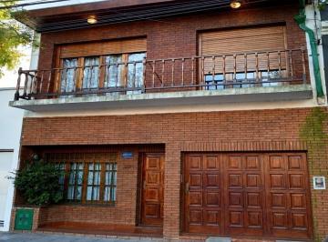 Casa · 157m² · 4 Ambientes · 1 Cochera · PH Dos Plantas - 3 Dorm. - 2 Baños - Patio con Parrilla.