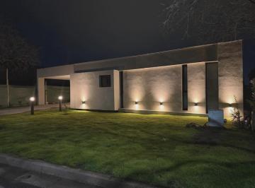 FACHADA EN LA NOCHE · Casa en Venta Barrio Portal Andino