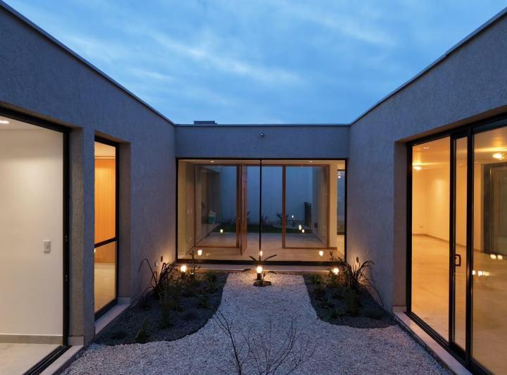 Casa · 234m² · 5 Ambientes · 2 Cocheras