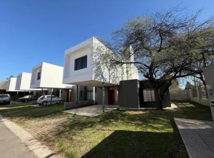 Casa · 125m² · 3 Ambientes · 2 Cocheras