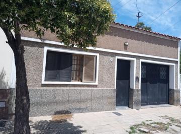 Casa · 103m² · 9 Ambientes · 1 Cochera · Casa en Venta con Cochera en B San Martin