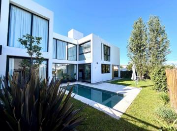 Casa · 252m² · 4 Ambientes · 2 Cocheras · Casa en Tejas 4
