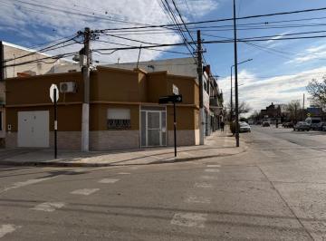 Casa · 72m² · 4 Ambientes · 1 Cochera · Casa en Esquina Arijon 1400 - Tiro Suizo